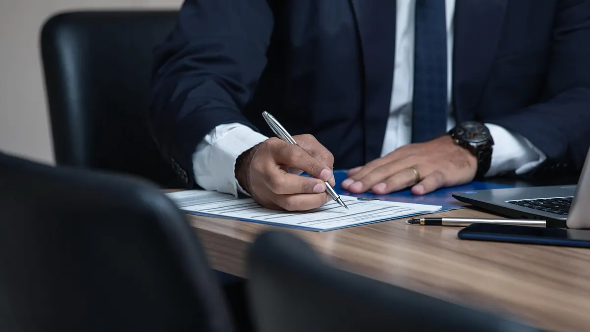 Un homme avocat à un bureau avec un ordinateur