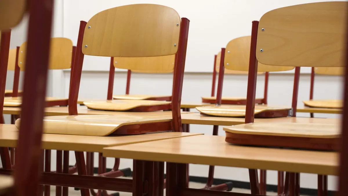 Des chaises et une table dans une maison