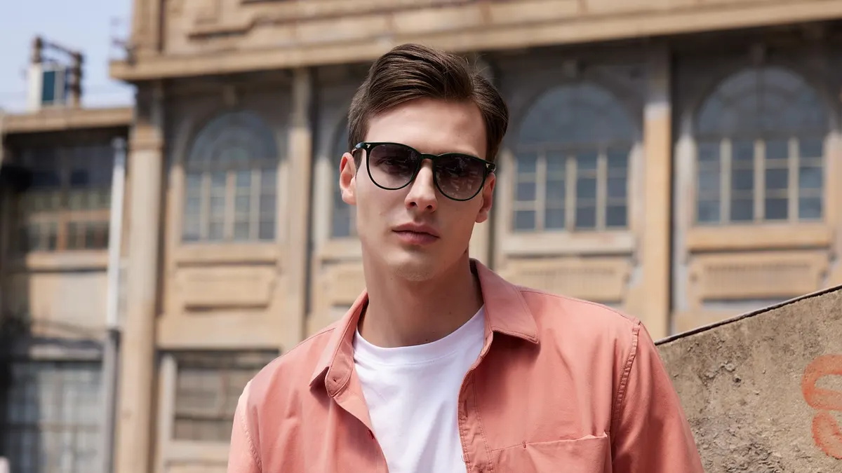 Homme en tenue de mode, mannequin masculin